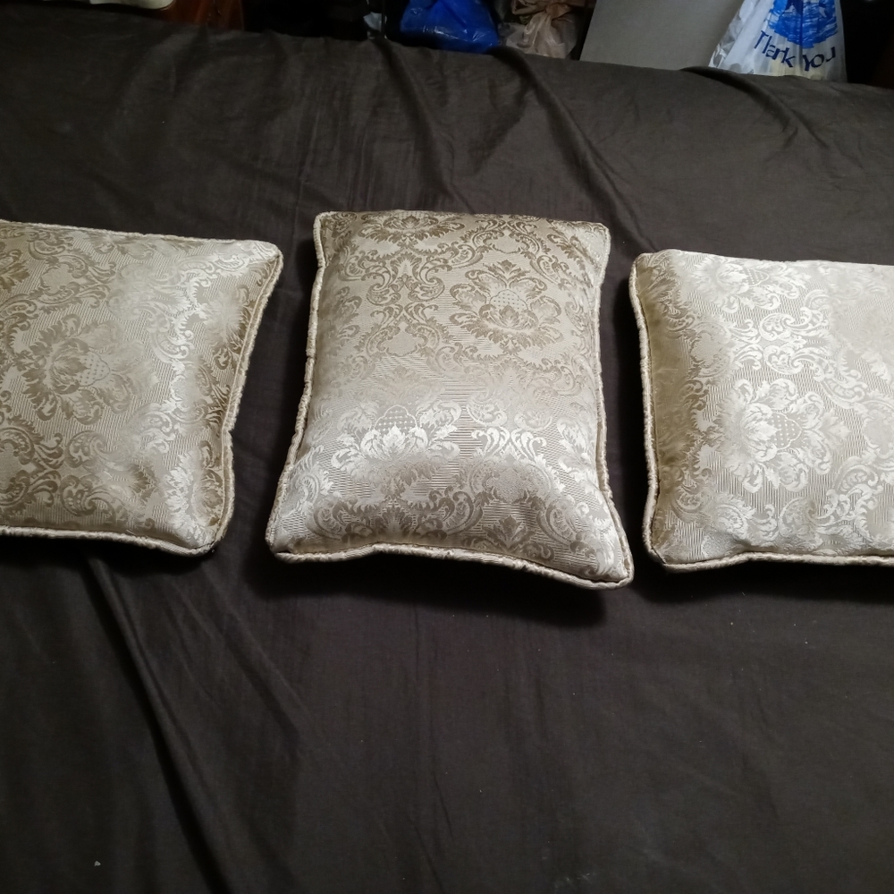 🏫 3 DESIGNER GOLD PRINT PILLOWS🌅🏝 - Picture 8 of 10